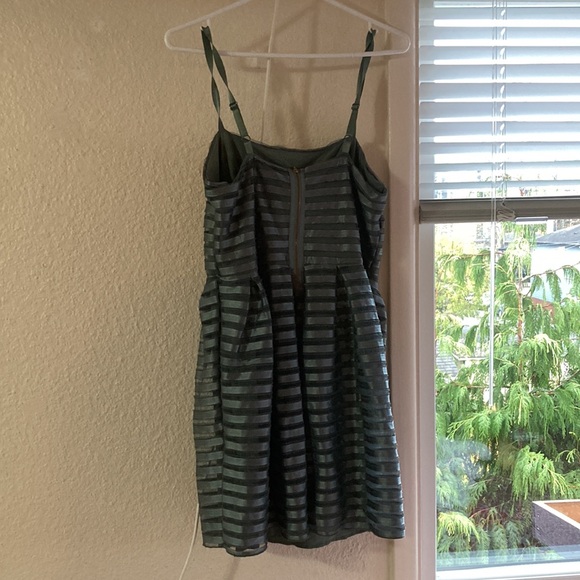 Green formal dress - Picture 2 of 5